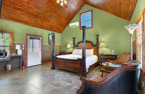 Dripping Springs House | Swing On Inn- Hankie Pankie Cottage