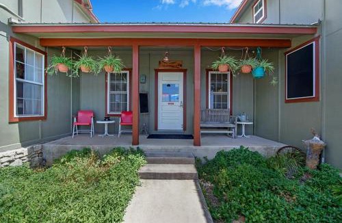 Dripping Springs House | Swing On Inn