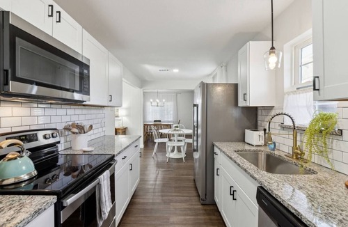 Richardson House | TCH - Cozy 3bd/1.5ba in Richardson with Workspace
