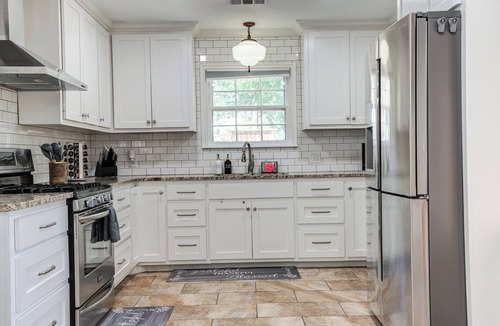 Tech Terrace House | Tech Terrace Retreat 3BD, Walk to TTU, Hot Tub, Fire-Pit, Parking for 6 cars