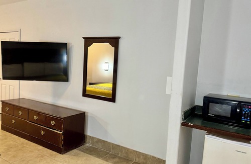 Edinburg Hotel | Texas Inn and Suites City Center at University Dr.
