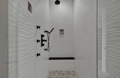 Johnson City Hotel | The Bentley Hotel - Elvis Room - Pool View
