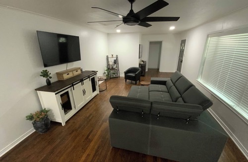 Stephenville House | The Biggest Short-Term Rental Close to Tarleton University! 2 King Beds!