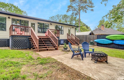 Flint House | The Blue Nest is a lakefront property with dock and access to Lake Palestine.
