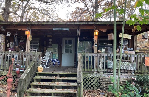 Tyler Cabin | The Boathouse, sleeps 3 in comfort, in the Piney Woods, close to town