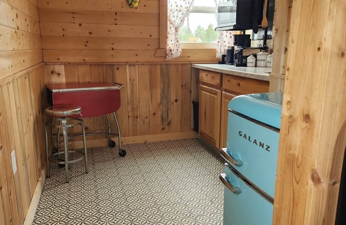 Stevensville Cabin | The Bunkhouse Tiny home with a farm feel.with WiFi,and AC.