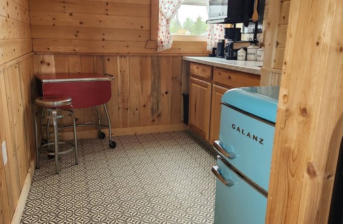Stevensville Cabin | The Bunkhouse Tiny home with a farm feel.with WiFi,and AC.
