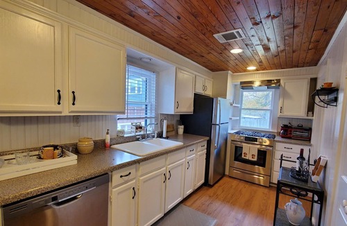 Georgetown Cottage | The Cottage @ Georgetown Square. 10% weekly discount; 30% monthly discount.