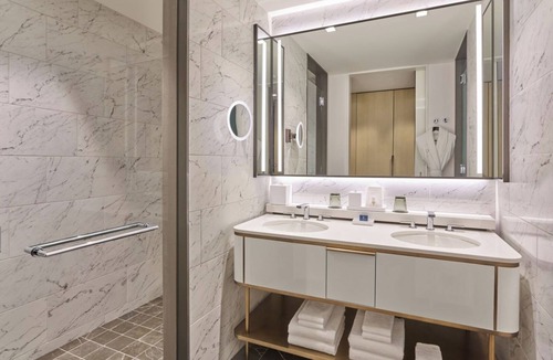 Fort Worth Cultural District Hotel | The Crescent Hotel | Courtyard Suite | Near Botanical Gardens