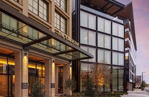 Fort Worth Cultural District Hotel | The Crescent Hotel | Courtyard Suite | Near Botanical Gardens
