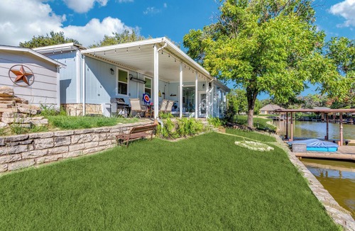 Granbury House | The Falling Pecan Lakehouse