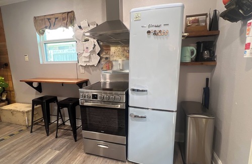 Cowley Apartment | The Garage Suite – Eclectic Chic Studio in the Heart of Plano