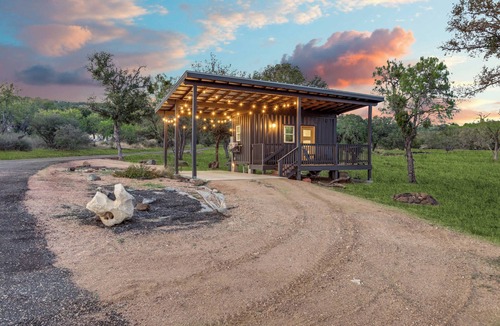 Burnet Apartment | The GlampBox. Lakefront, 20acres, Starlink Wifi!
