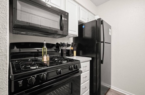 Brentwood Apartment | The Green Glow | Studio Near Downtown ATX