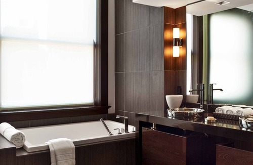 Downtown Dallas Hotel | The Joule Dallas – Deluxe Suite with Lounge Area and King Bed