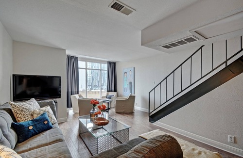 Waller Creek District Apartment | The Littlefields by Lodgewell, Urban Loft by Driskill Hotel