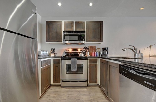 Waller Creek District Apartment | The Littlefields by Lodgewell, Urban Loft by Driskill Hotel