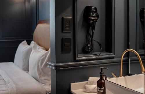 Benito Juarez Hotel | The Midnight Bloom Suite