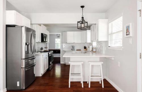 Highland Park West House | The Oak Haven - 3BR with Pool Billiards & Arcade