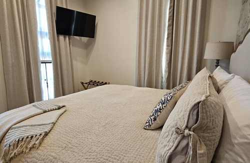 Valle de Guadalupe Bed & Breakfast | The Panorama Premium Suite at Chateau Del Valle