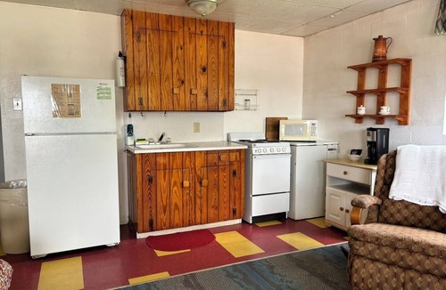 Kingsland Cabin | The Rocks: Fire Pit & Queen Beds Cozy Family Suite