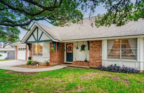 Vance Jackson House | The TX Oasis. Boho Paradise. Huge Backyard.