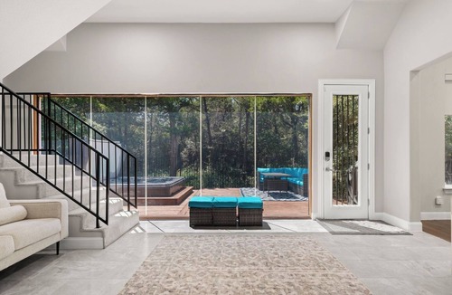 Dallas House | This beautiful 3200 SF single storey with loft backs onto a heavily treed forest