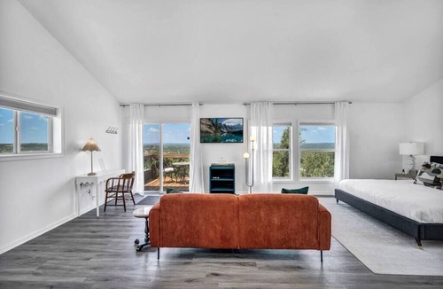 Austin Apartment | Thistle Hill Modern Barndominium wt Amazing View!