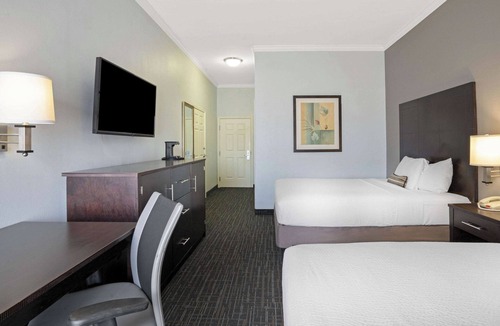 Westchase Hotel | Three Houston Texas Rooms with Free Parking, Pets Are Welcome