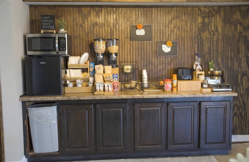 Brownsville Hotel | Three Vibrant & Comfortable 2 Queen Bed Units Perfect for Group Travelers