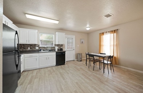 San Antonio House | Tidy 2 Bedroom home Near Lackland AFB, Sea World