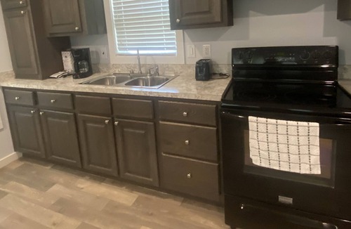 Cleveland House | Tiny home with amenities!