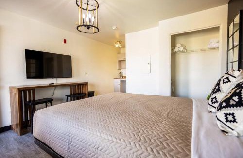 Tolleson Apartment | Tolleson Studio Pool & Gym Access for 2
