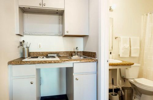 Tolleson Apartment | Tolleson Studio Pool & Gym Access for 2