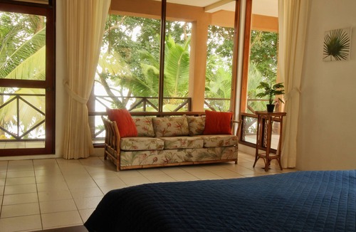 Livingston House | ☀Tom's Paradise: River Front View, Private Pool, A/C + Free Breakfast