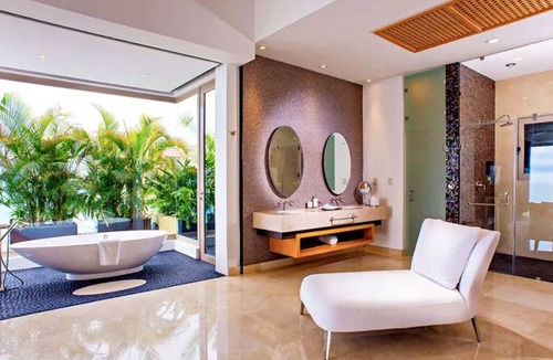 South Shore Hotel Area Resort | Top-Floor Grand Penthouse:360° Ocean and Jungle Views, Jacuzzi, Butler, No Fees!