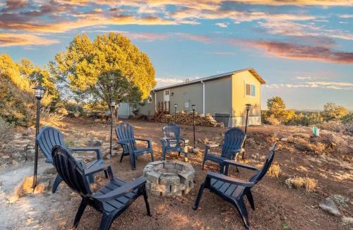 Williams House | Tranquil 12-Acre Haven by Grand Canyon Awaits