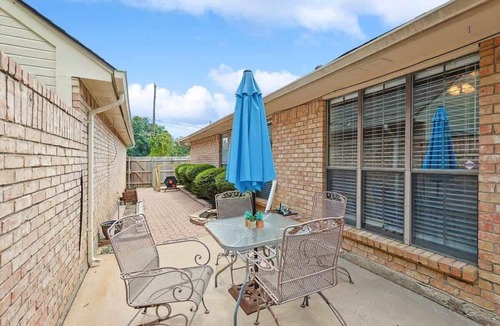 South Arlington House | Tranquil 2 BR Haven w/patio
