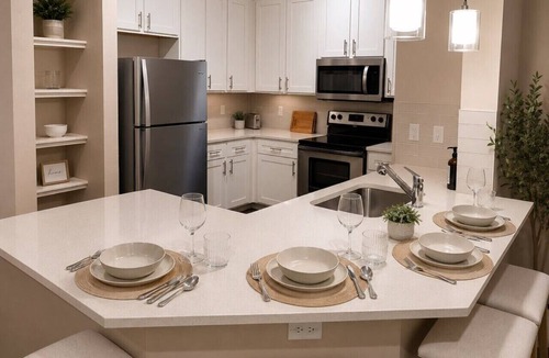Las Colinas Apartment | Trendy Modern Getaway w/King Bed for a Prime Stay