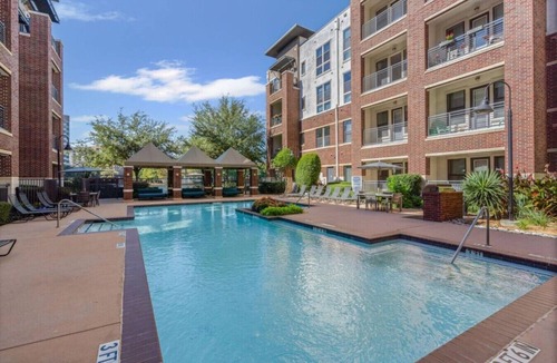 Las Colinas Apartment | Trendy Modern Getaway w/King Bed for a Prime Stay