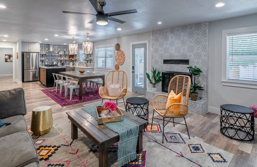 Sweetbriar House | Trendy SoCo Getaway l 14 Queen beds l Heated Pool & Spa