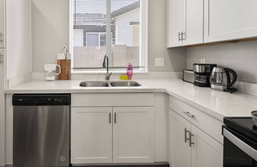 Glendale Apartment | Tropical 2B2B Pool, Comfy Beds & Parking