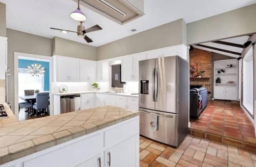 Medical Center District House | Tropical 7-Bed Escape with Heated Swimming Pool & Hot Tub in Central Location