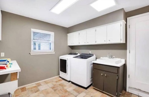 Medical Center District House | Tropical 7-Bed Escape with Heated Swimming Pool & Hot Tub in Central Location