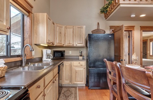 Bozeman House | TroutChasers Cabin ~ Priv. River Access, 10 Min. to Hot Springs, 45 Min. to Ski