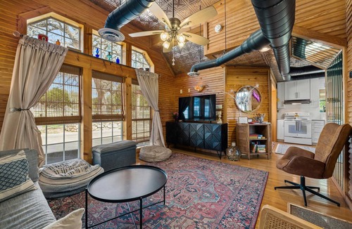 Fredericksburg House | Twilight Ranch- 6 acre ranch w/2tiny homes & cabin