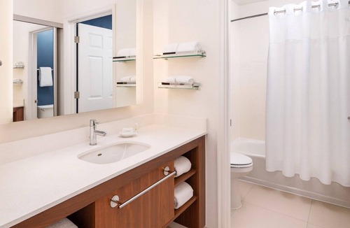 Arts/Warehouse District Hotel | Two Pet-friendly Suites w/Kitchen, Free Breakfast, Pool, Near Lafayette Square!