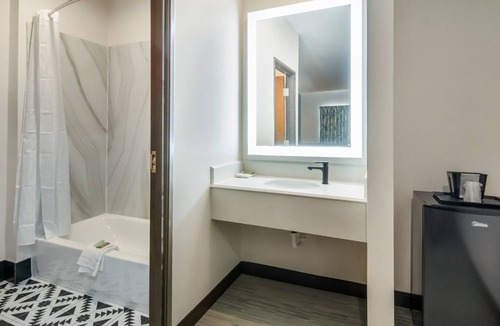 Forest Hill Hotel | Two Queen Room at Scottish Inns-Forest Hill, Convenient Location Near I-20