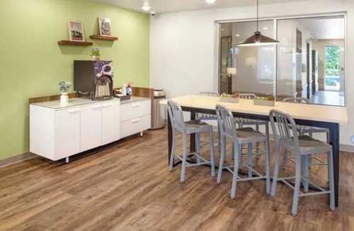 Austin Hotel | Two Spacious Room Near UT Austin w/Full Kitchen – Ideal for Students & Families