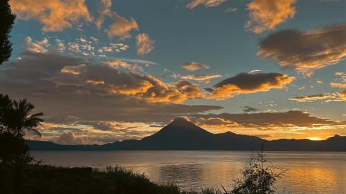 Panajachel Hotel | Tzanjuyú Historic - Lakefront Hotel